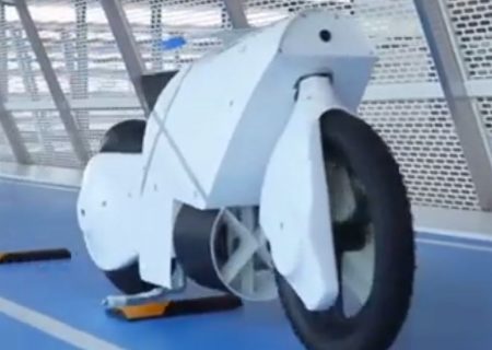 رونمایی از موتورسیکلت خودران با توانایی حفظ تعادل در چین