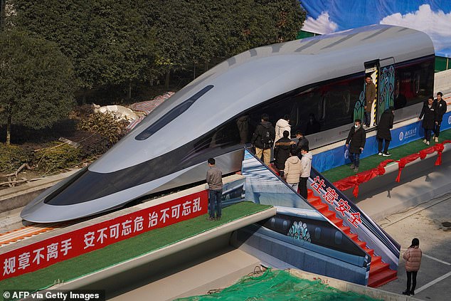 رونمایی چین از نمونه اولیه قطار برقی با سرعت ۶۲۰ کیلومتر در ساعت