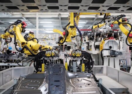 چین بکارگیری ربات در کارخانجات را ۲ برابر می‌کند