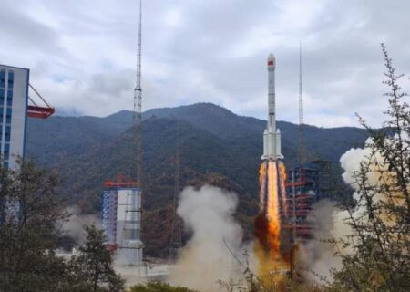 چین در آخرین پرتاب فضایی ۲۰۲۲ یک ماهواره آزمایشی به مدار فرستاد