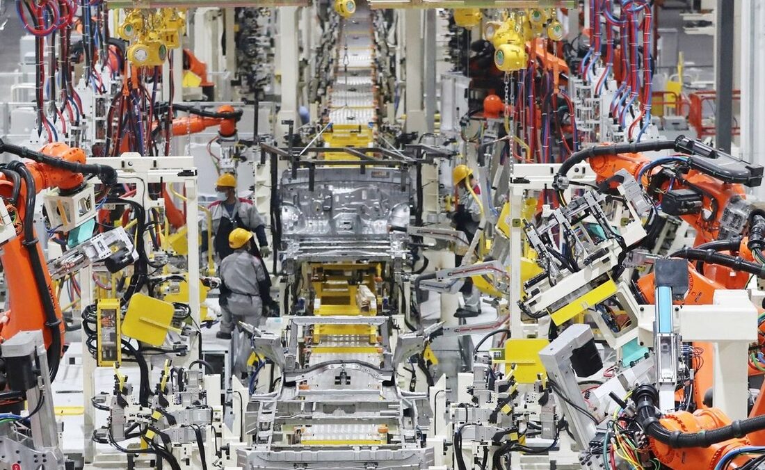 کارخانه‌های چین با کاهش نیروی کار رباتیک را تسریع می‌کنند