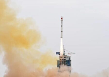 چین ۲ ماهواره را برای توسعه ابرمنظومه اینترنتی خود به فضا فرستاد