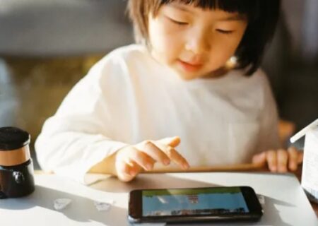 چین استفاده کودکان از موبایل را محدود می‌کند