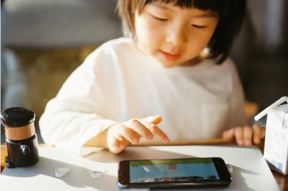 چین استفاده کودکان از موبایل را محدود می‌کند