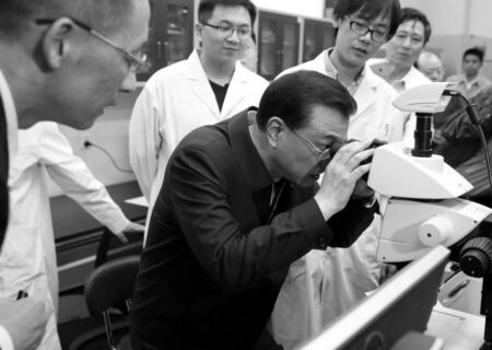 لی که‌چیانگ، نخست‌وزیری که در زمان او تحقیقات علمی در چین منزلت ویژه‌ای یافت
