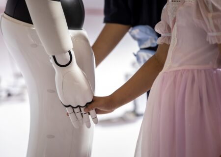 ساخت ربات انسان نمای پیشرفته در چین تا سال ۲۰۲۵