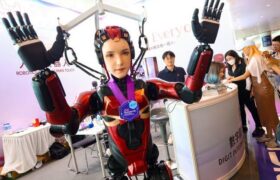 برنامه هوش مصنوعی چین و ربات‌هایی که به یار و فرزند انسان تبدیل می‌شوند