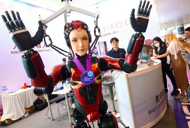 برنامه هوش مصنوعی چین و ربات‌هایی که به یار و فرزند انسان تبدیل می‌شوند