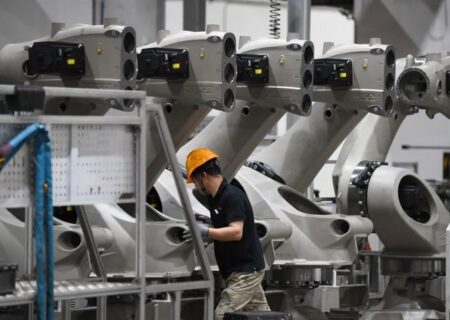 خطوط تولید کارخانه‌های چین با ربات‌های صنعتی پیشرفته‌شان به جاذبه‌ای گردشگری تبدیل شده‌اند